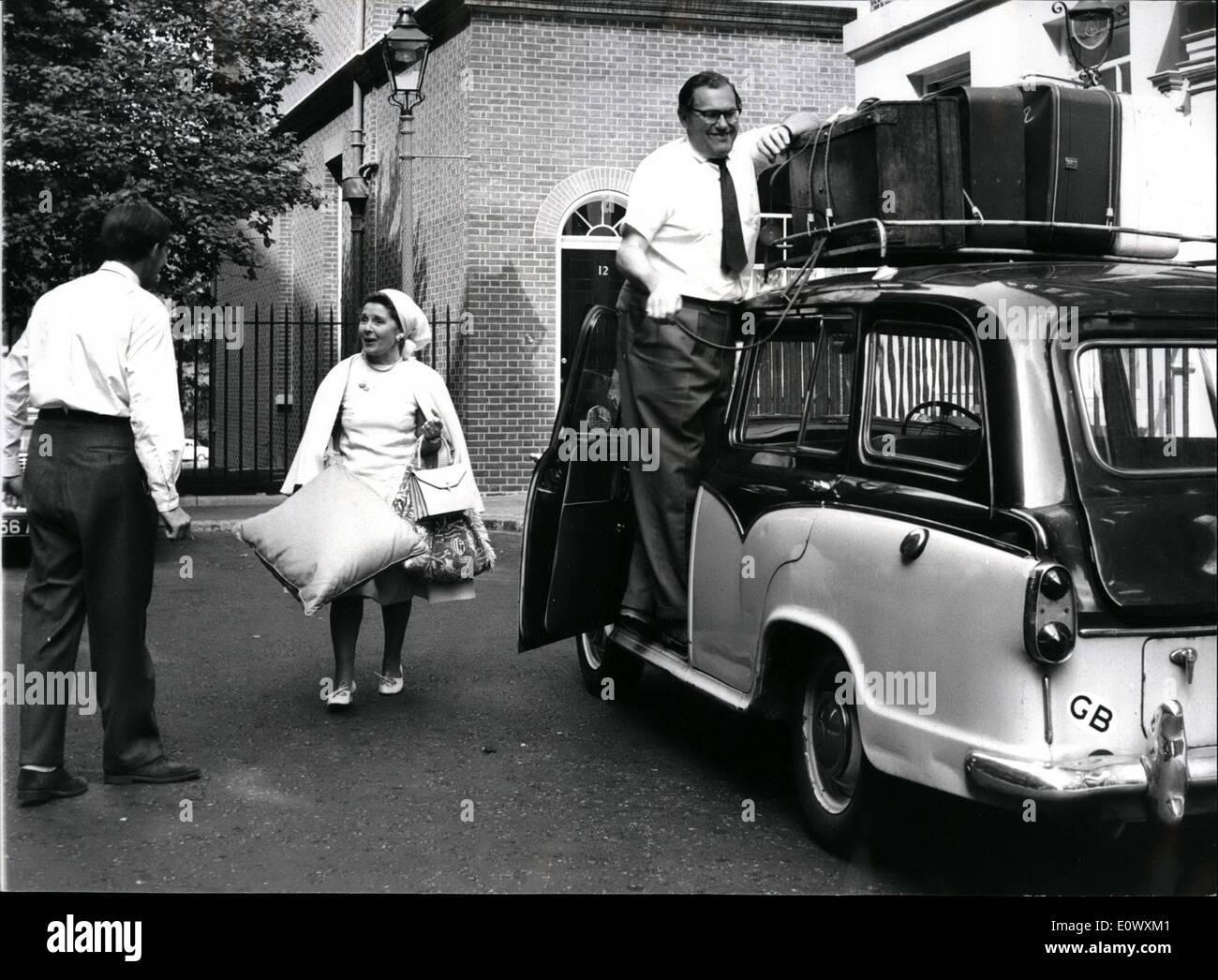 08 août, 1964 - Chancelier de l'Échiquier et le congé familial pour les vacances dans le sud de la France. M. Reginald Maudling le chancelier de l'échiquier et sa famille - gauche II dowing street ce matin pour leurs vacances dans le sud de la France. Ils se rendent à l'oreille- et train. Les enfants sont William (7) : Edward (10) : (Aucun 18) et Martin (20). Photo montre M. et Mme maudling emballage l'oreille avec une assurance à l'extérieur No 11 de ce matin. Banque D'Images