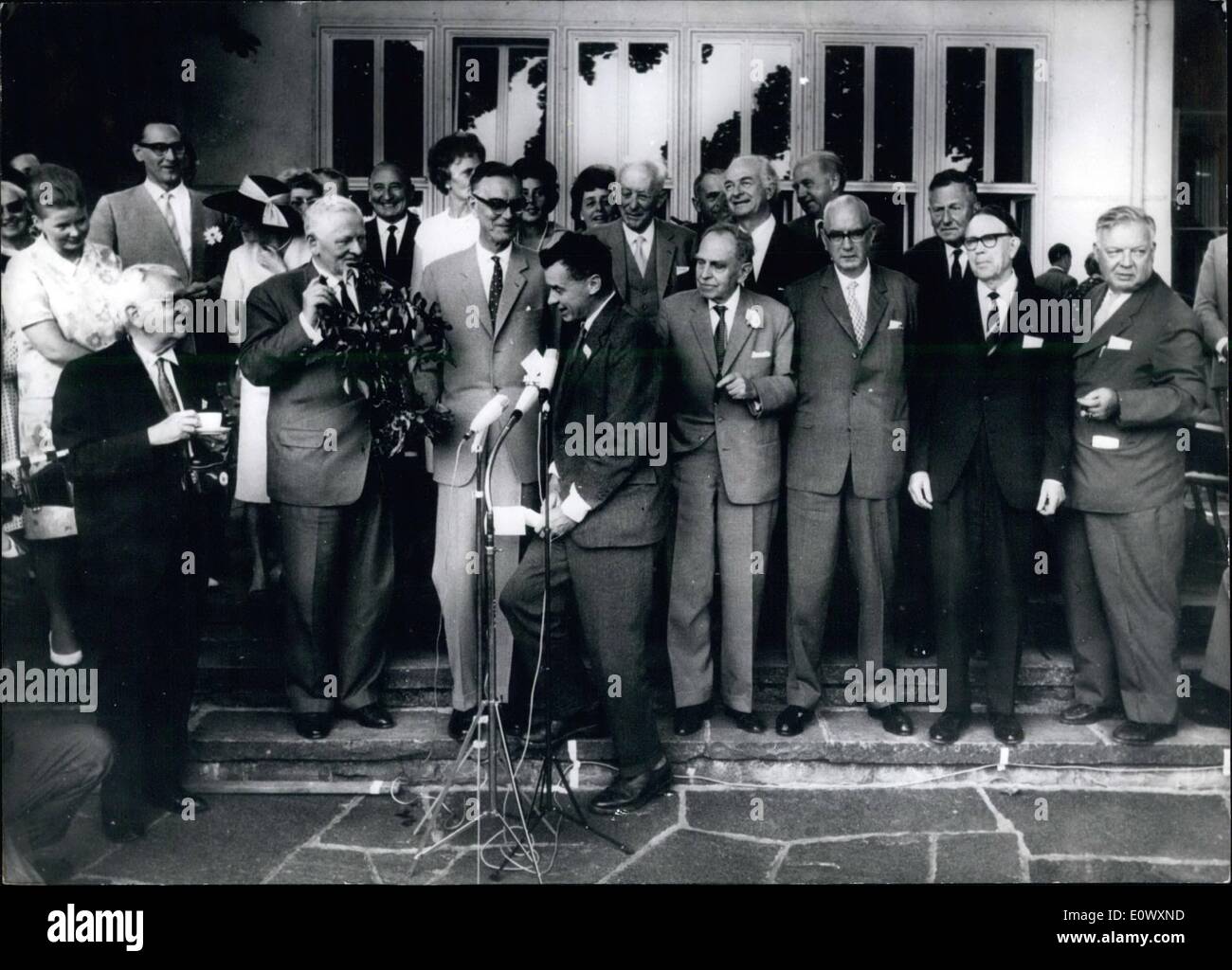 Juin 06, 1964 - 14e réunion du prix Nobel à Lindau/Bodensee (Bavière) au cours de cette réunion, qui aura lieu du 22 juin au 26 juin 13 prix Nobel d'Europe et d'outre-mer à conférer sur les questions de la chimie. Le membre le plus important de la conférence est le professeur américain Linus Pauling (Pauling), qui a été distingué avec le prix Nobel de chimie 1957 et déjà avec des prix Nobel de la paix 1963 Photo montre les membres de la réunion lors de la traditionnelle ''Cookchafer-Speech'', qui a lieu dans le cadre de la conférence. chaque année. Banque D'Images