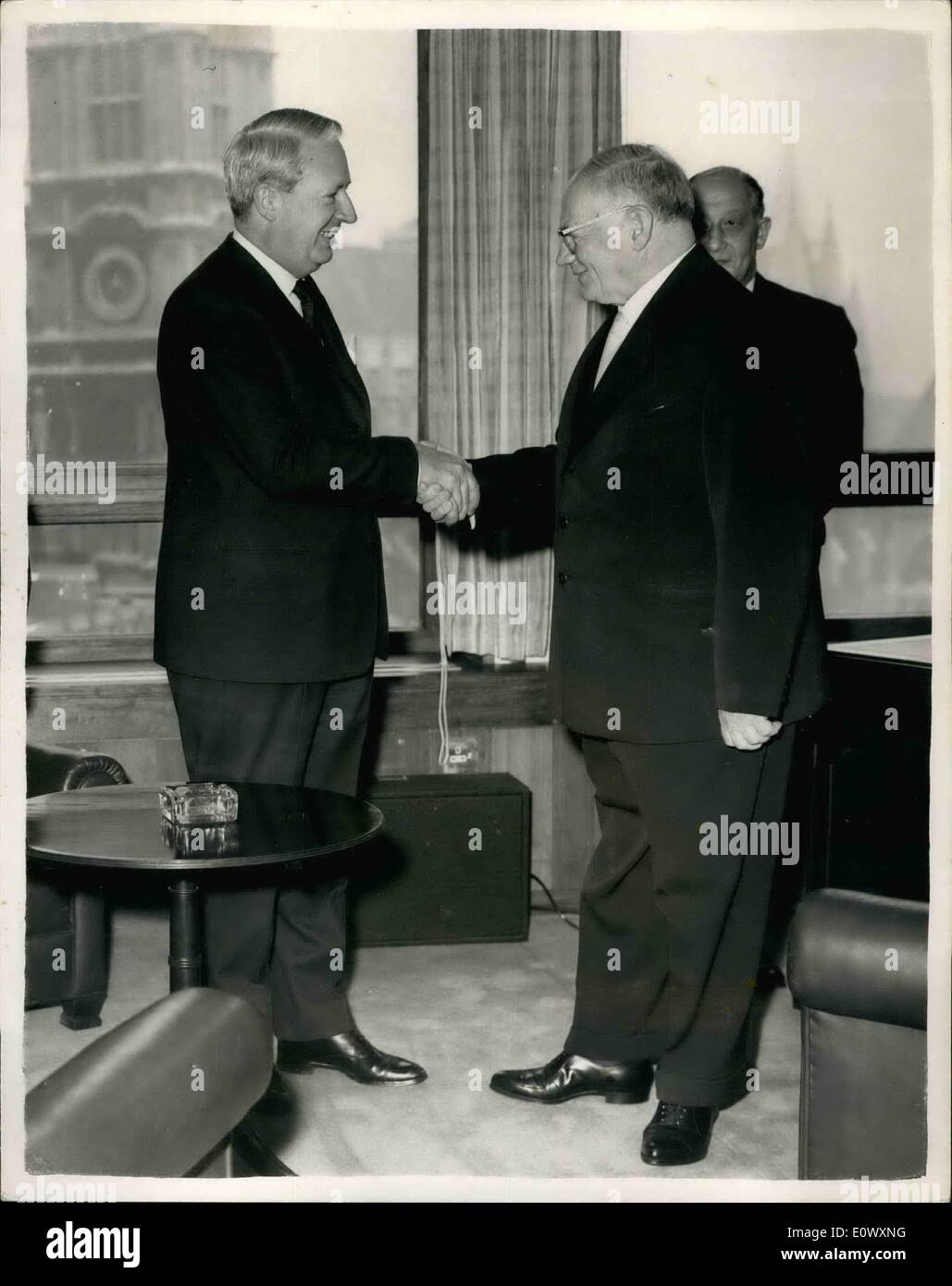 Juin 06, 1964 - mission commerciale russe à Londres. À l'invitation du Londres et Birmingham chambres de commerce, d'une importante mission commerciale de la Russie est arrivé à Londres hier. Ce matin, ils sont allés à l'Office de trad où ils ont été reçus par le Rt. Edward Heath Député Député secrétaire d'État à l'industrie, le commerce et le développement régional. photo montre M. Edward Heath accueille le chef de la mission, M. M.V.Nesterov, président de la Fédération de la Chambre de commerce, à la Chambre de commerce ce matin. Banque D'Images