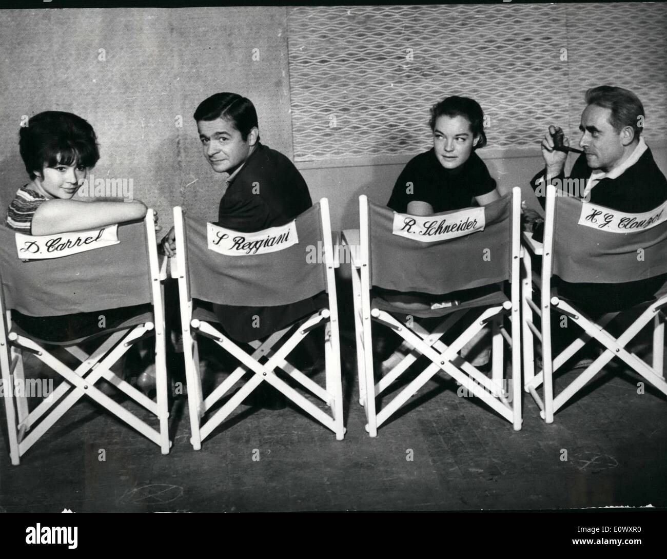 Juin 06, 1964 - Henri-Georges Clouzot et son équipe d'acteurs va commencer le tournage de son nouveau film ''l'enfer'' en Auvergne à partir du 2 juillet. Le film est au sujet d'un homme qui devient fou de jalousie. Serge Reggiani a le rôle principal. Le sénateur Alain Poher répond à la presse Banque D'Images