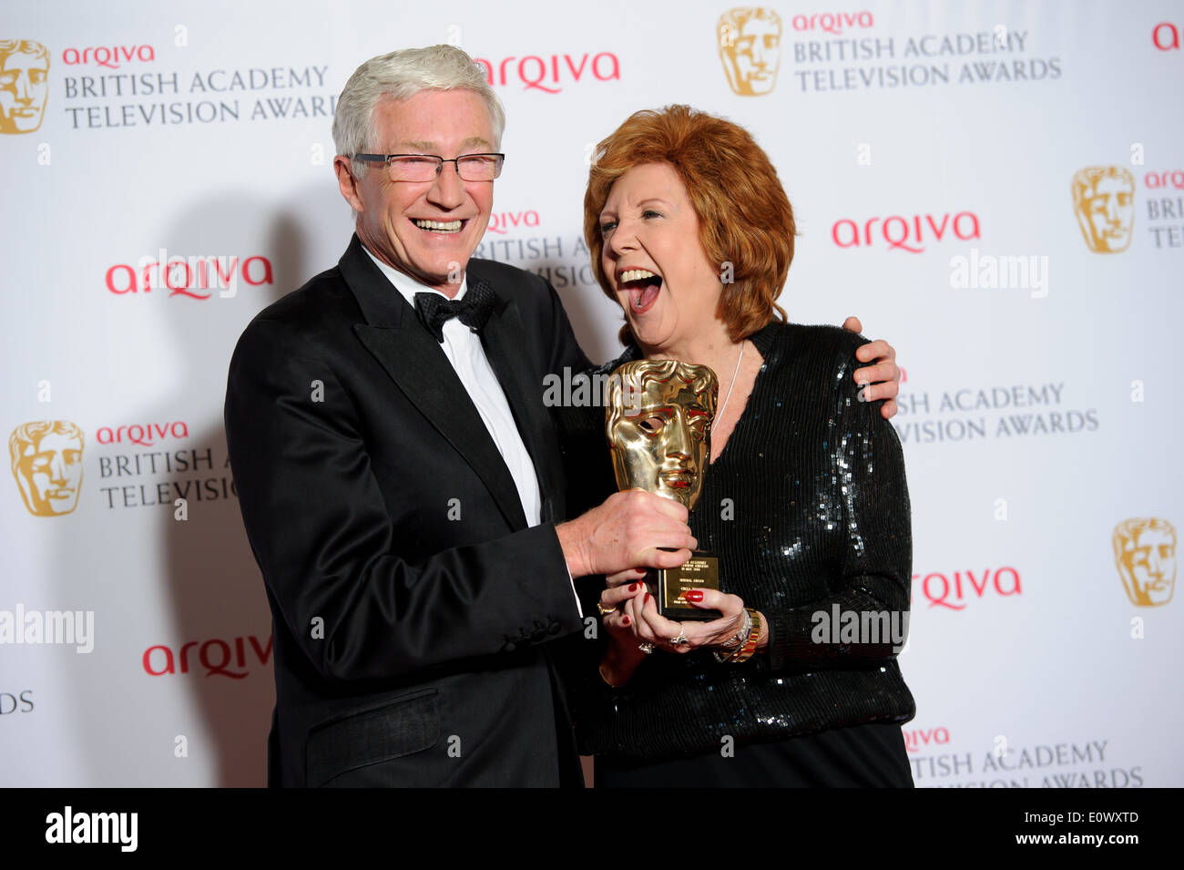 Paul O'Grady et Cilla Black poser pour les photographes dans les gagnants prix de la British Academy Television Awards. Banque D'Images
