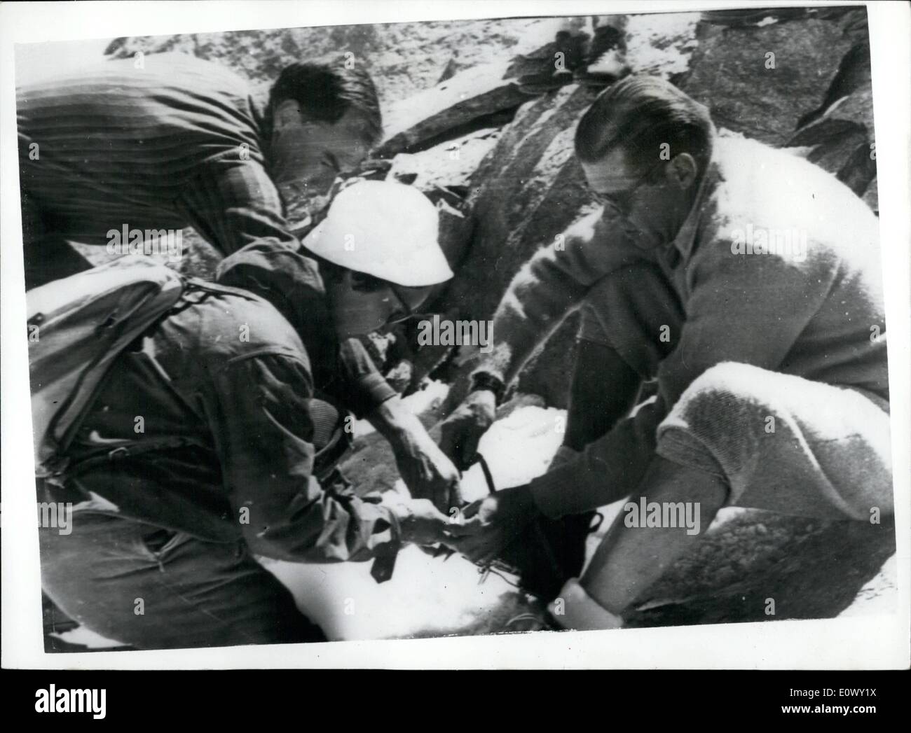 08 août 1964 - Le secrétaire à la défense de l'ascension du Cervin : M. McNamara, le secrétaire à la défense des États-Unis a été d'être vu quitter Zermatt - Suisse - ce matin pour l'ascension du Cervin. Au départ de Zermatt, il était accompagné de son ami M. Livingstone - et des membres de leur famille. photo montre M. McNamara est aidé avec son équipement par une femme guide quand sur chemin de l'ascension du Cervin aujourd'hui. Banque D'Images