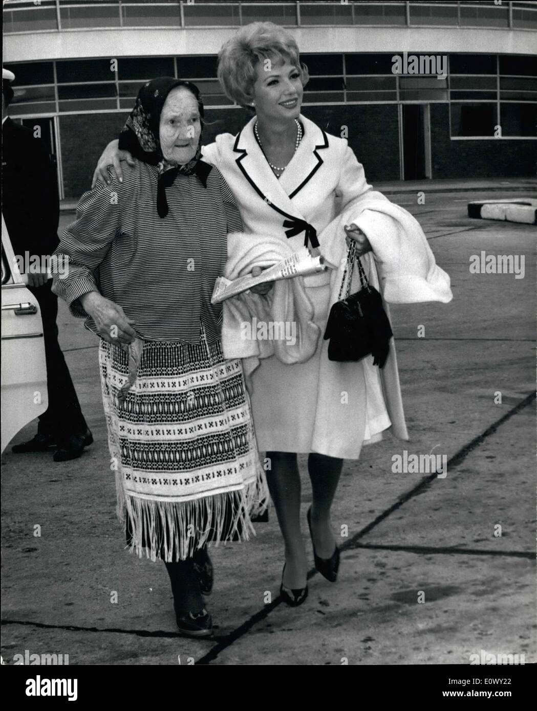 08 août, 1964 - Grand-mère de la Russie - vole vers les États-Unis : Blonde actrice de Hollywood 25 ans Ruta Lee est arrivé à l'aéroport de Londres hier soir avec sa grand-mère 86 ans Mme Ludvize Kamanevlis lituanienne de la Russie - à la fin d'une longue lutte pour obtenir les autorités soviétiques pour permettre au grand-mères à quitter la Russie. Cet après-midi Rutal et sa grand-mère a quitté l'aéroport pour les États-Unis d'être réunis avec le reste de leur famille. La photo montre la Ruta Lee et Mme Kamanevlis à l'aéroport de Londres cet après-midi sur le chemin de la France. Banque D'Images