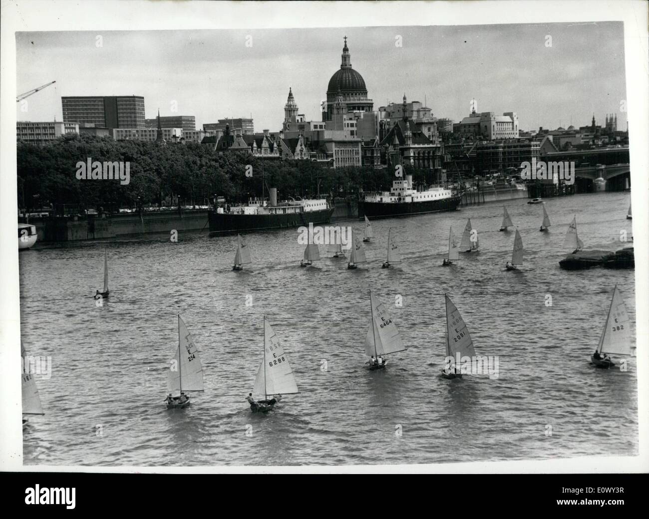 08 août, 1964 - bateaux sur la Tamise - pour la Tideway spectaculaire. : de nombreuses classes de voiliers participent à la course Tideway Banque D'Images
