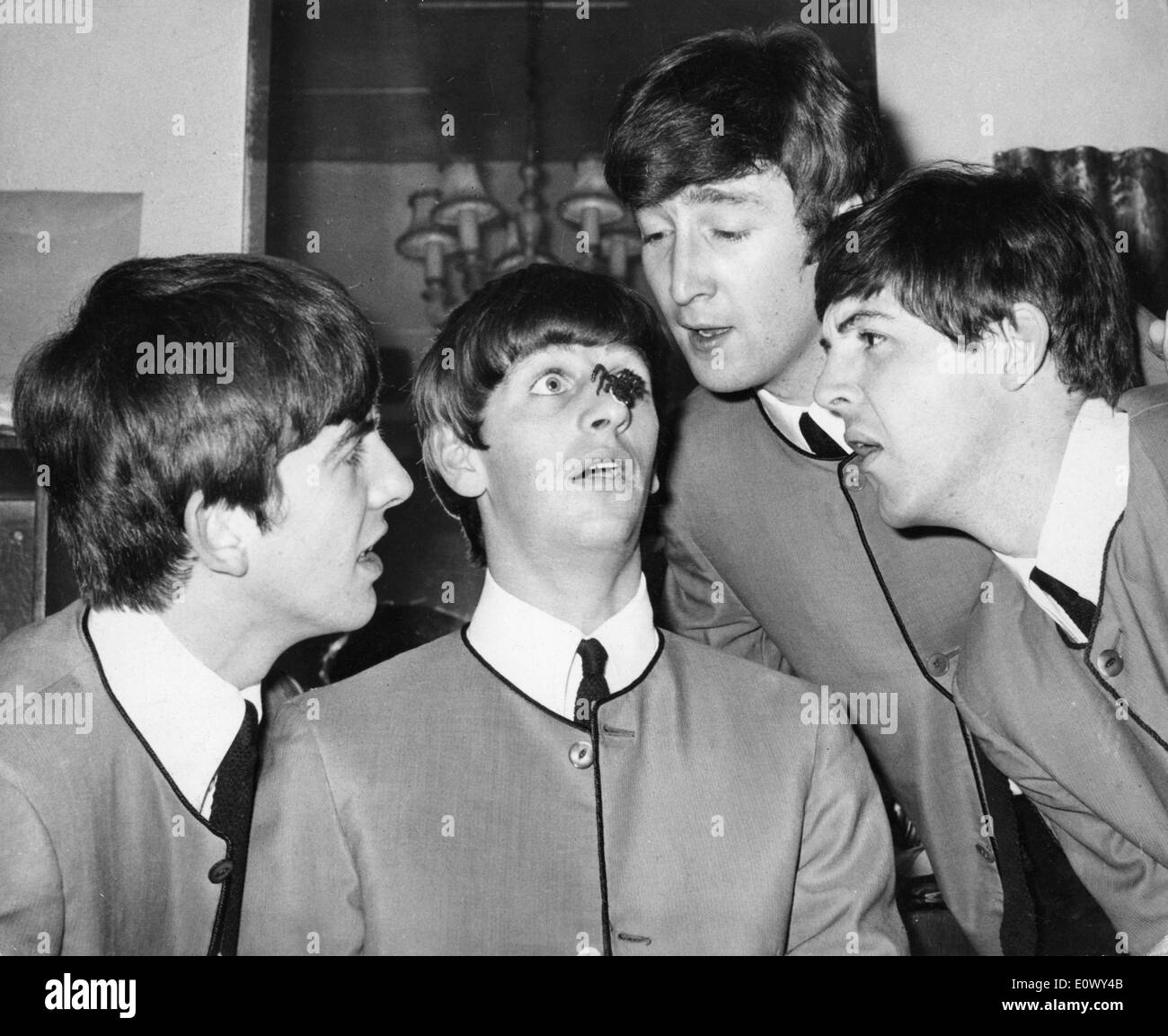 Les Beatles regardez comme une araignée rampe jusqu'nez de Ringo Starr Banque D'Images