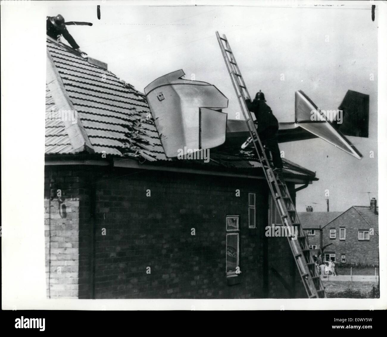 Juin 06, 1964 - crash ! Dans la maison d'à côté une femme au foyer a pris un 8s. vol de planeur hier et fini par crsshing à travers le toit de la maison voisine de la sienne. La nuit dernière, les médecins ont été luttent pour sauver la vie de la femme au foyer de 32 ans, Mme Edith MCDONALD, qui a été pris au piège dans l'épave pendant 15 minutes. L'accident s'est produit à South Shields, le resort de Tyneside, et des centaines de vacanciers a vu la chute crasft 300ft au pilote, Brian Watson, 30 ans, a subi une fracture de la cheville, PHOTO MONTRE : l'épave de l'aile de son nez dans le grenier de la maison, Banque D'Images