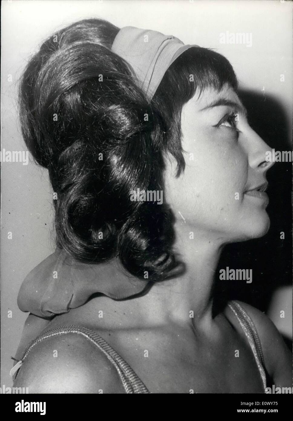 Juin 06, 1964 - ce sera votre cheveux pour cet été : ''Charles du Ritz'' a pensé que les dames qui sera en vacances cet été et vous voulez avoir un simple et facile à faire la coiffure. L'idéal d'un sèche aura un ruban pour le tenir et se terminera avec serrures. Photo : Modèle Aline présente la maison de hairstyle créé par ''Charles du Ritz' Banque D'Images