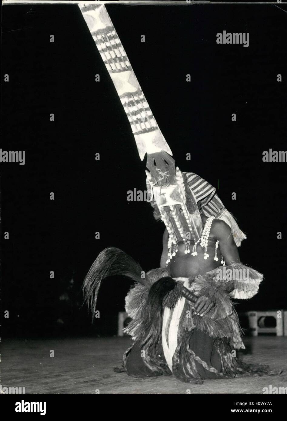 Juin 06, 1964 - les danseurs du Mali à Paris. : Lors de l'assemblée annuelle de la fête du théâtre des nations, Mall a présenté une danse et le chant troup hier soir, au Théâtre Sarah-Bernhardt. Pour plus de deux heures, les spectateurs parisiens ont l'impression de regarder une sorte de danse rituelle en Afrique et ils ont donné une ovation aux artistes à la fin du spectacle. Photo montre un danseur portant sur sa tête un masque géant en bois sculpté sur la scène du Théâtre Sarah-Bernhardt. Banque D'Images