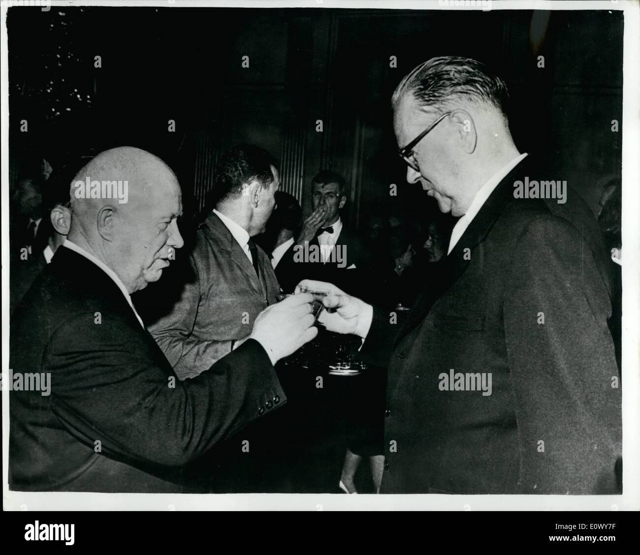 Juin 06, 1964 - Les premiers ministres se rencontrent : le premier ministre russe Nikita Kruschev est actuellement en visite officielle en Suède. Lundi, il a été diverti à un dîner donné par le Premier Ministre suédois Tage Erlander au nom du gouvernement. Photo montre M. Kruschev et M. Erlander un toast au dîner à Stockholm le lundi soir. Banque D'Images