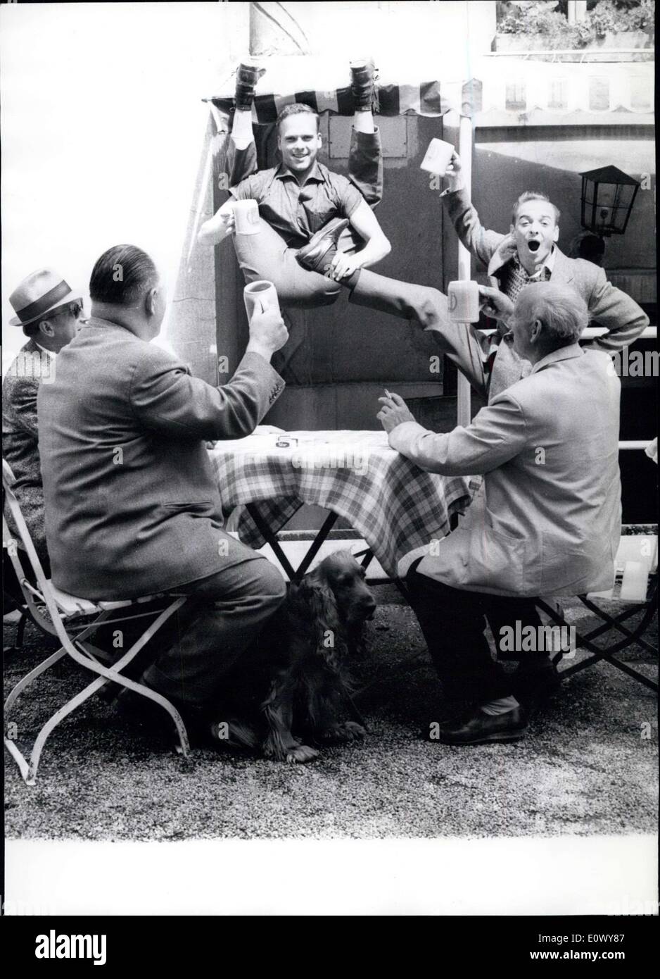 Juin 09, 1964 - Toutes les places prises ? Aucun problème de l'homme-caoutchouc : Il est l'un des ''3'' de l'Merkys Cirque Althoff actuellement à Munich. Cette photo a été prise quand ils ont quitté après les répétitions pour une bière froide et l'homme en caoutchouc se pendre pour profiter de la bière et de l'entreprise. Banque D'Images