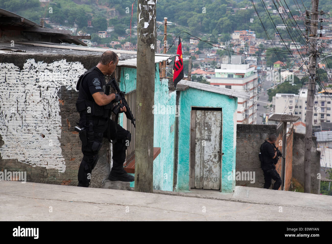 L'unité de police de base (Coordenadoria de Recursos Especiais ) de Rio de Janeiro en patrouille dans la favela de Madureira Banque D'Images