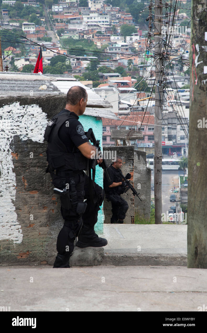 L'unité de police de base (Coordenadoria de Recursos Especiais ) de Rio de Janeiro en patrouille dans la favela de Madureira Banque D'Images