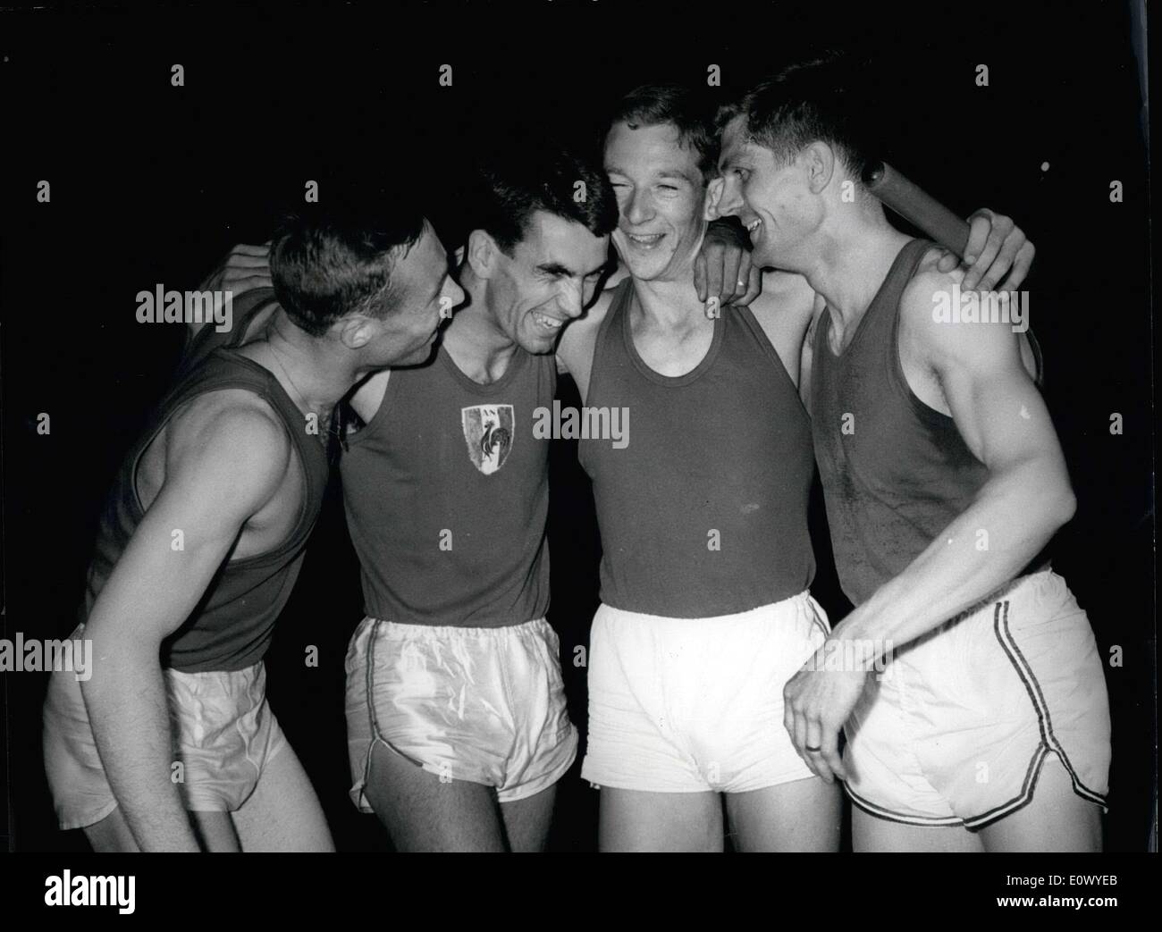 Juin 13, 1964 - La nuit dernière au stade Charlety, le 4 x 100 m de l'équipe de relais, composé de Piquemal, Brugier, Laidebeur, et Banque D'Images