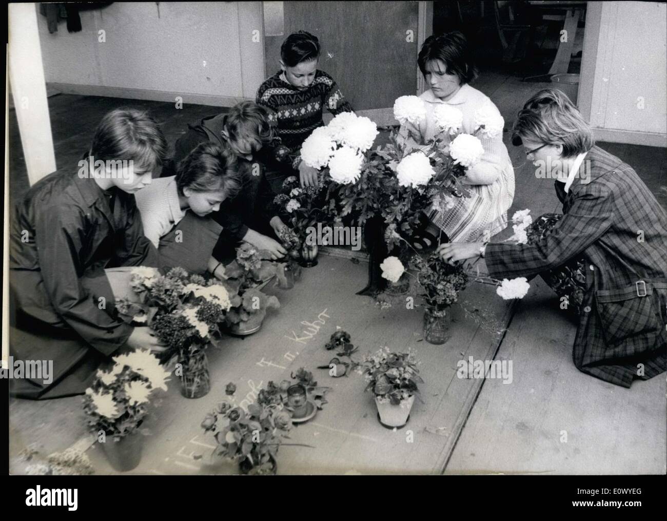 Juin 15, 1964 - un mémorial pour les enseignants assassinés et le brûlé 28 enfants, victimes de la K ?ln Volkhoven meurtrier Walter Seifert, a été érigée sur le lieu où l'un des enseignants a saigné à mort. Les parents et les enfants sont l'on voit ici portant des fleurs et des bougies dans la mémoire ; il y avait aussi beaucoup d'étrangers là, payer leur propre hommage à la personne décédée. Banque D'Images