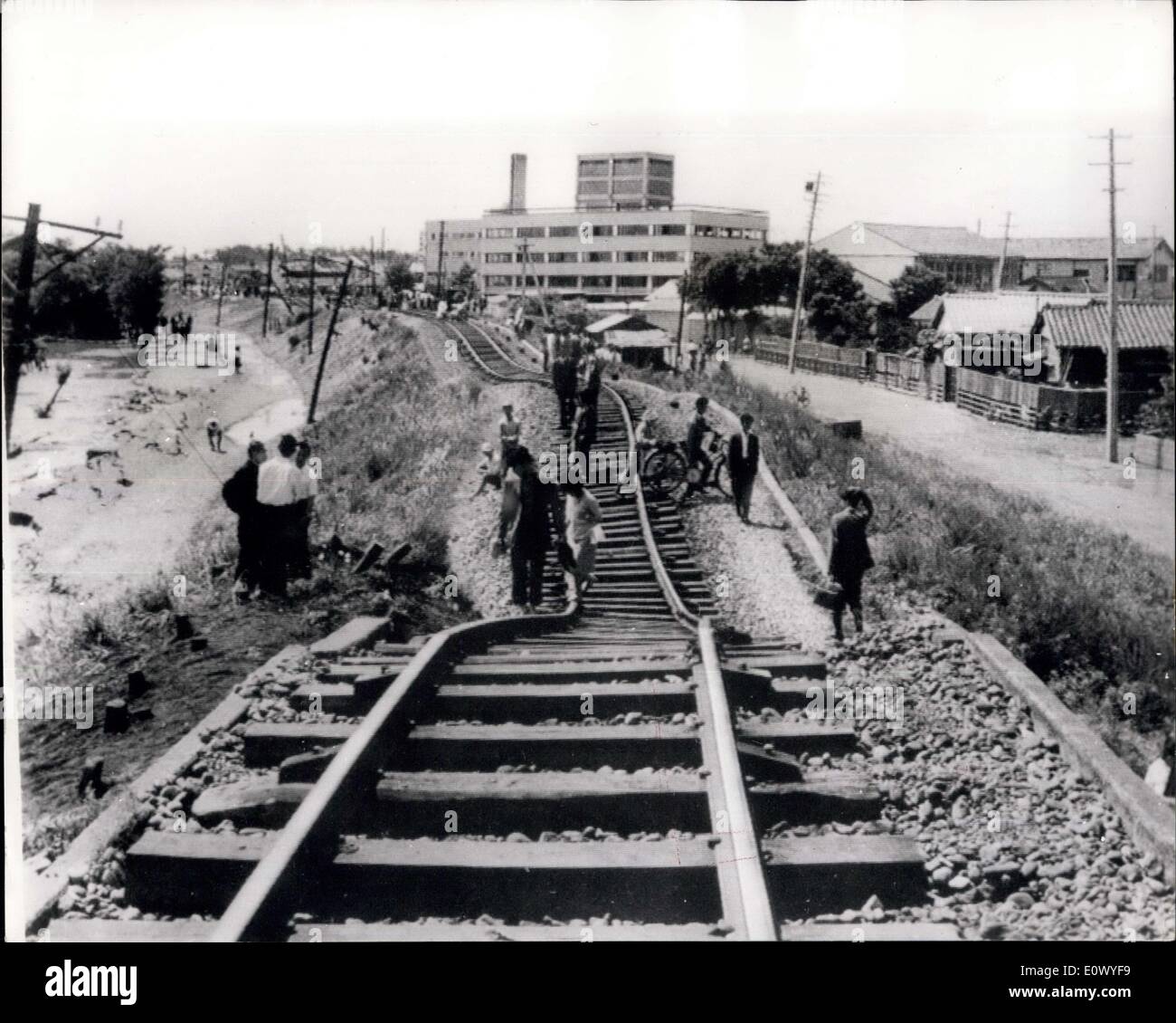 Juin 22, 1964 - Séisme japonais. La ville de Niigata a été réduit à une ruine par le séisme qui a frappé mardi dernier, l'isolant du reste du Japon, que les lignes de chemins de bouclée et la piste de l'aéroport en partie disparu . Maintenant, il n'y a pas d'eau, des eaux usées, de l'électricien et des milliers sont sans abri. Le port de Niigara, l'une des principales villes du raffinage du pétrole, a subi une double explosion oatastrophy les réservoirs d'huile comme l'huile ultra propagation sur des centaines de maisons à proximité, détruisant 291 d'entre eux. Les 90 réservoirs d'huile qui a pris feu contenait 400 000 kilolitres Banque D'Images