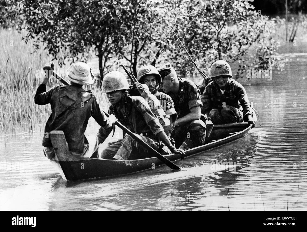 Recherche de soldats de la guérilla Viet Cong Banque D'Images