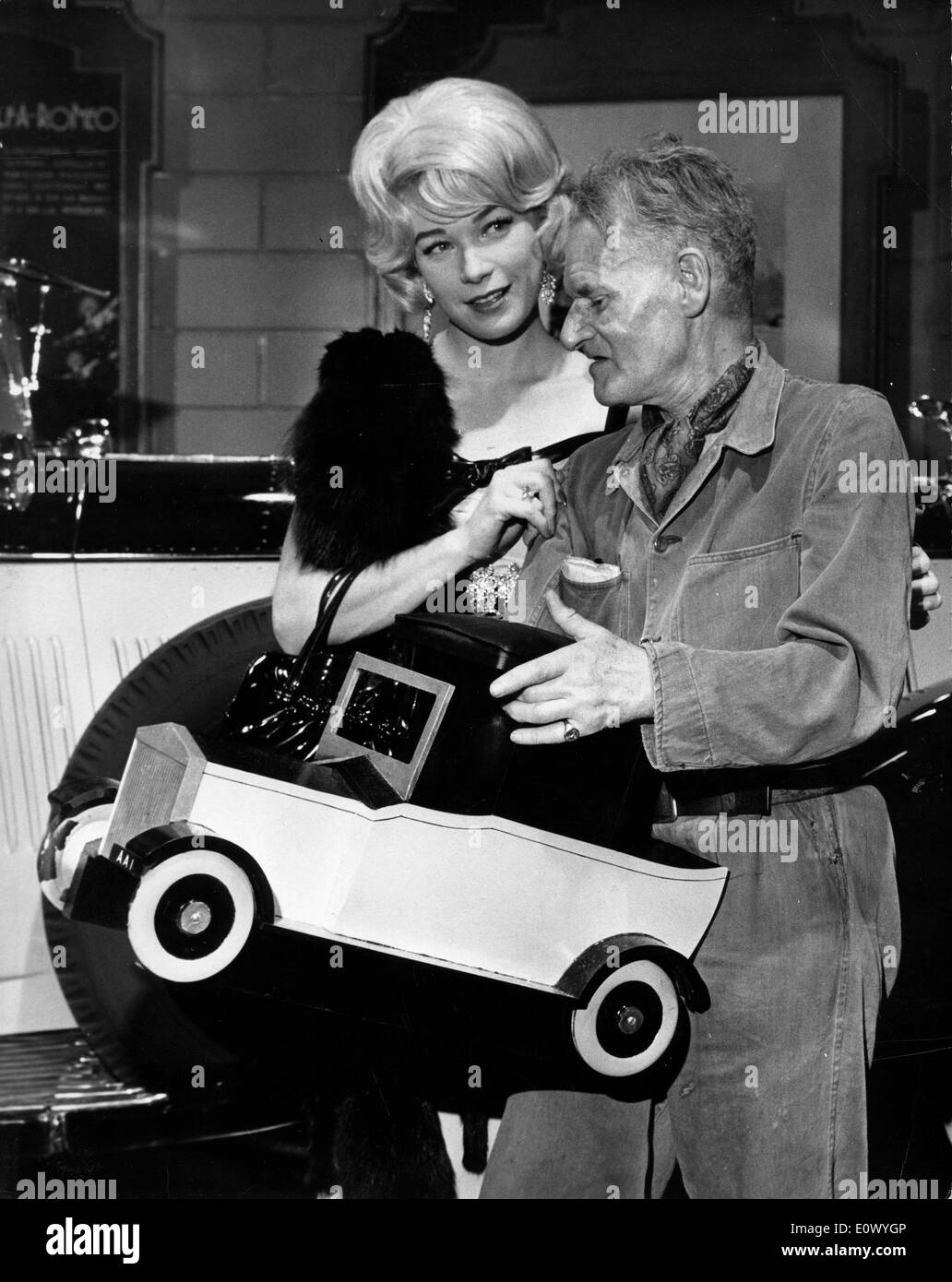 L'actrice Shirley MacLaine et Anthony Asquith dans 'La Rolls Royce jaune' Banque D'Images