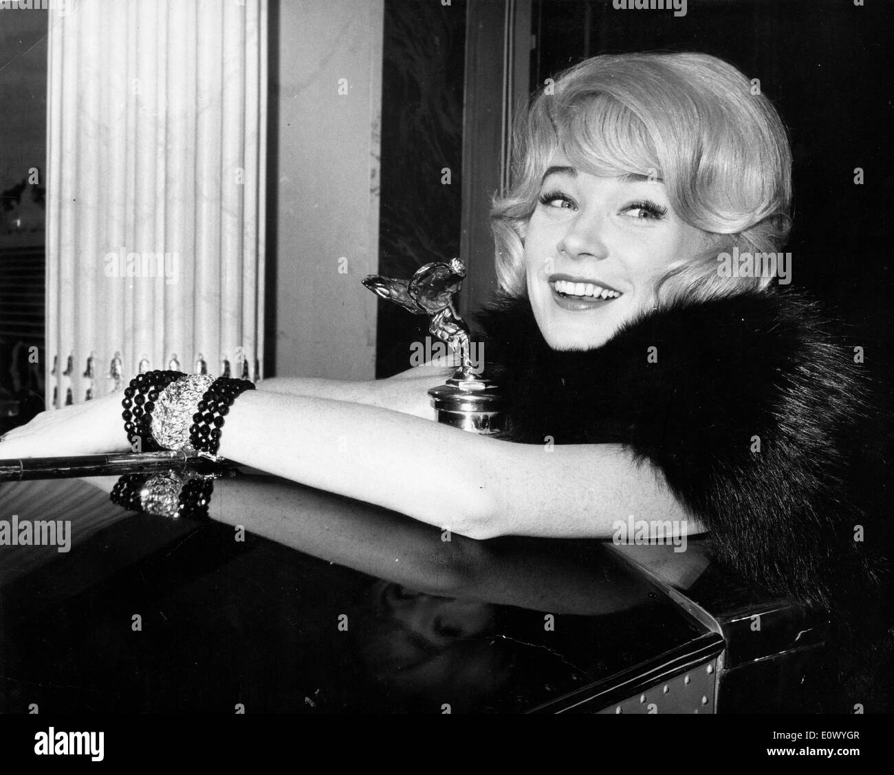 L'actrice Shirley MacLaine dans 'La Rolls Royce jaune' Banque D'Images