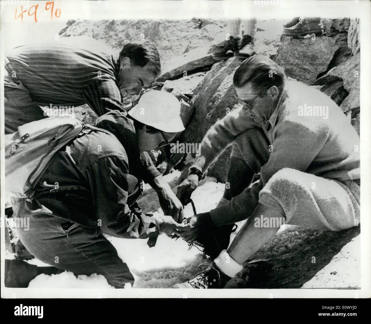 21 août 1964 - 21-8-64 du secrétaire américain de la Défense pour l'ascension du Cervin. M. McNamara, le secrétaire à la défense des États-Unis a été d'être vu quitter Zermatt, Suisse, ce matin pour l'ascension du Cervin. Au départ de Zermatt, il était accompagné de son ami M. Livingstone et des membres de leur famille. Photo : Keystone montre M. McNamara est aidé avec son équipement par une femme guide quand sur chemin de l'ascension du Cervin aujourd'hui. Banque D'Images