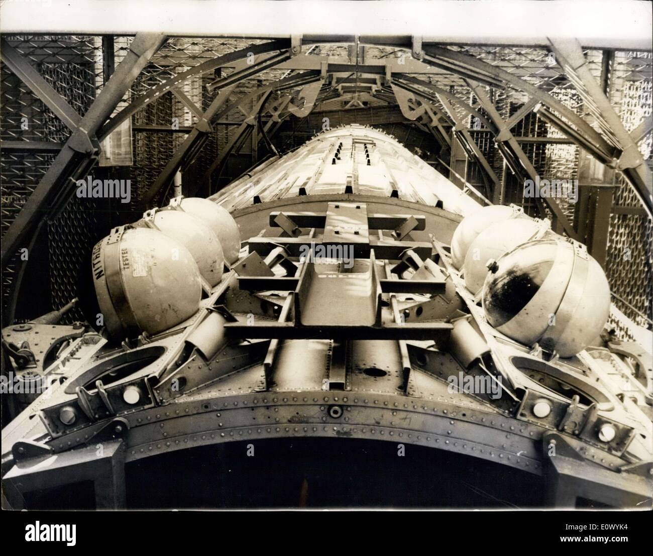 Le 27 août 1964, une fusée spatiale qui ne sera jamais a décollé à partir de la plateforme de lancement. Prêt pour l'action - mais ce ne sera jamais fusée spatiale de la sablée de lancement - au lieu de cela, il aura l'ébranle. La fusée, un Europa 1, est assemblé à l'intérieur d'une tour de contrôle spécial qui a été construit à l'usine Hawker-Sidderley Dynamics in Hatfield, Hertz Banque D'Images