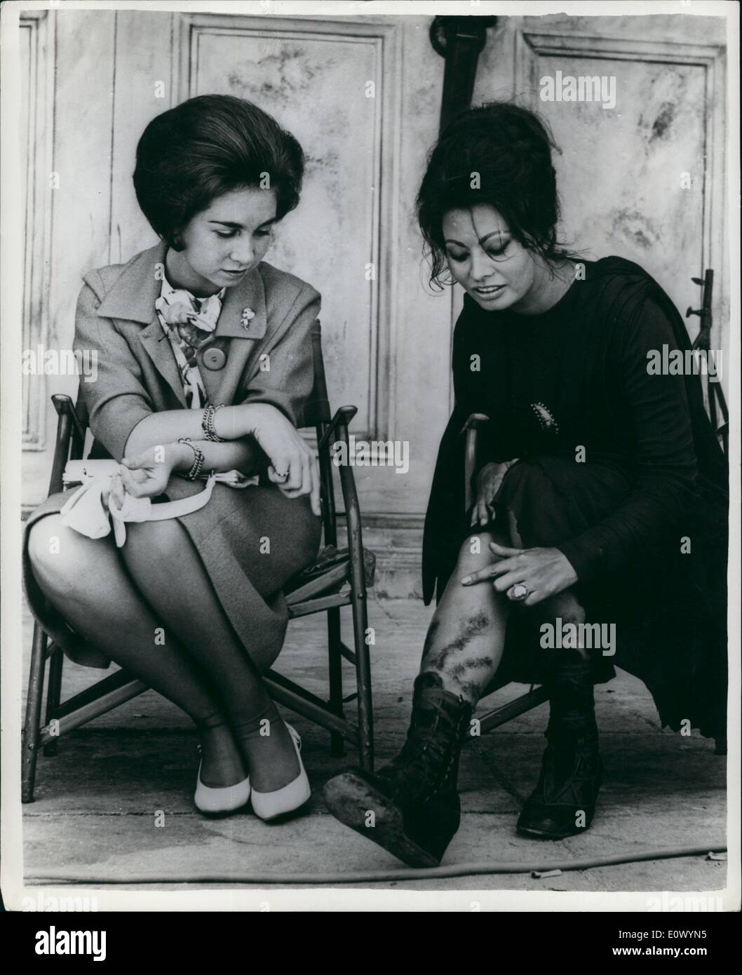 Septembre 09, 1964 - La princesse de Grèce rencontre la Princesse - de la Rome antique : Les clients de l'étoile d'un jour ont été le Prince Juan Carlos d'Espagne et son épouse la princesse Sophie de Grèce pour regarder le tournage du nouveau Samuel Bronsten la chute de l'Empire de Rome à l'ensemble massif produit à Las Matas, à l'extérieur de Madrid. Photo montre Princess Sophia vu comme elle parle avec Sophia Loren qui joue le rôle d'une princesse fille de l'empereur Marc Aurèle sur le plateau à Las Matas, près de Madrid. Banque D'Images