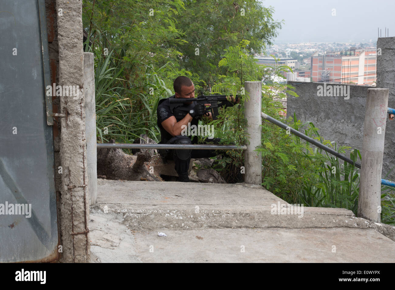 L'unité de police de base (Coordenadoria de Recursos Especiais ) de Rio de Janeiro en patrouille dans la favela de Madureira Banque D'Images