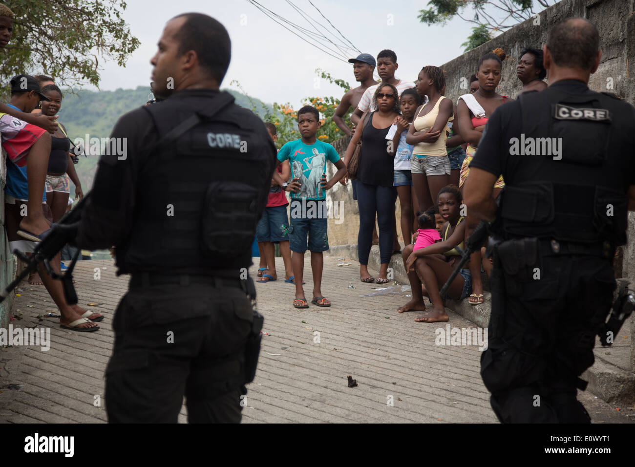 L'unité de police de base (Coordenadoria de Recursos Especiais ) de Rio de Janeiro en patrouille dans la favela de Madureira Banque D'Images