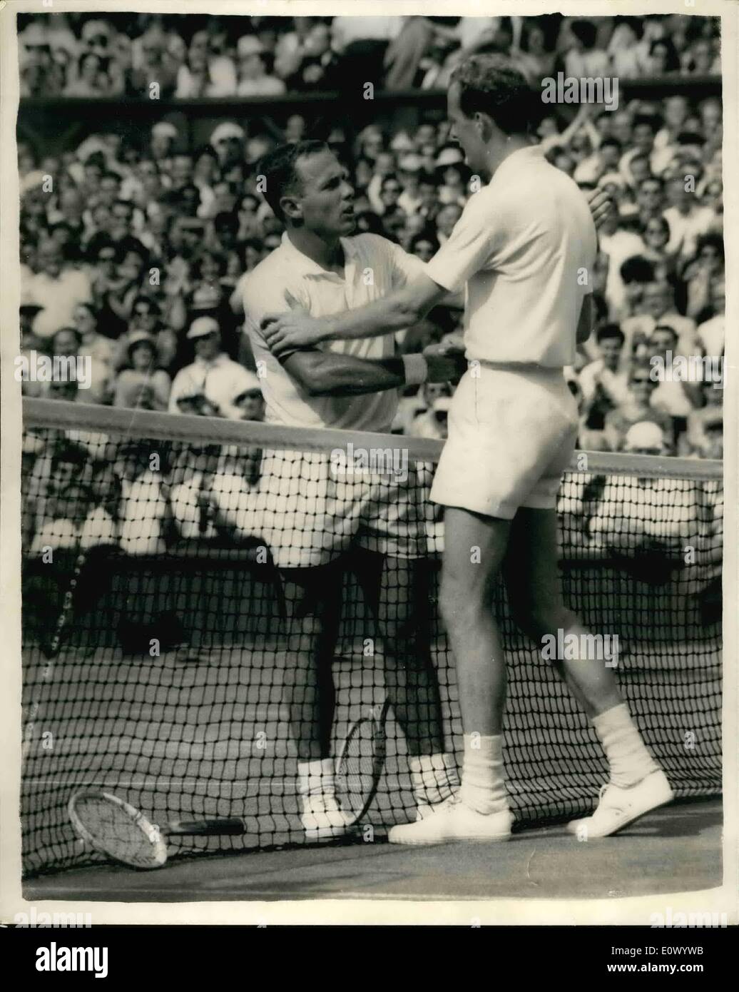 Juillet 07, 1964 - championnat de Wimbledon - Demi-finale hommes. Fred Stolle de l'Australie bat Chuck Mckinley. Photo montre l'Amérique Banque D'Images