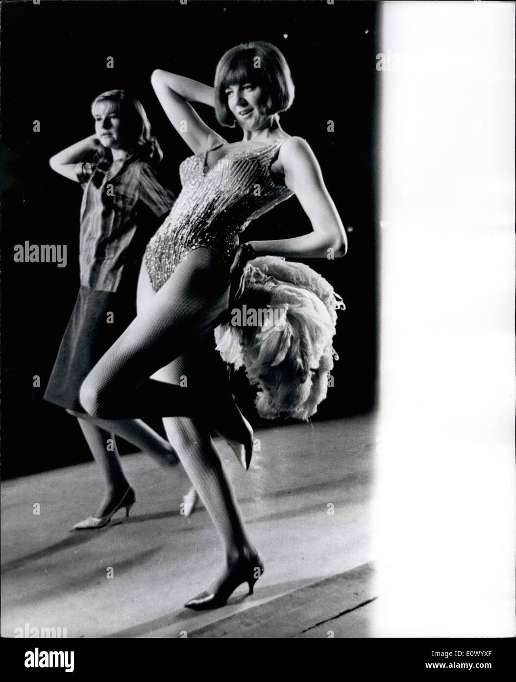 Juillet 07, 1964 Pop Star - Cilla- rejoint le refrain : n'importe qui qui a un deuxième regard peut voir que c'est Black Cilla- la chanteuse pop- comme elle passe à travers son épreuve- un tremplin de danse.. Cilla- chansons à succès ''n'importe qui qui a un coeur- et ''Vous êtes mon monde'' est en vedette dans le spectacle régulier au London Palladium. Mais dans la nuit de minuit tomorro charité spectacle au Palladium- ''nuit de 100 étoiles'' elle apparaîtra comme un chorus girl.. Cilla est vue ici comme elle obtient une leçon de danse à partir de 15 ans Berverly Hadden. Banque D'Images