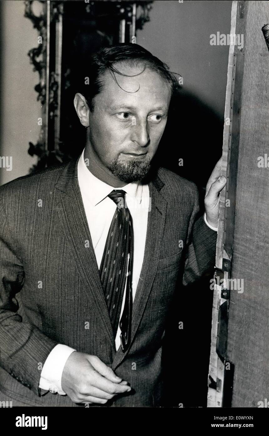 Juillet 07, 1964 - ,John Bloom revient à Londres. Rasoir à rouleaux entreprise être liquidée ? : lave-linge tycoon - John Bloom est arrivé à Londres hier pour la première fois depuis l'annonce que sa compagnie était de rasoir rouleaux être liquidée. Il est de tenir une réunion avec ses collègues directeurs d'aujourd'hui. M.P devraient demander à la Chambre de Commerce de mettre en place une enquête sur les circonstances de l'effondrement de rasoir rouleaux. Photo montre bien bronzé John Bloom fait une brève apparition à la porte de son parc Hans Pent House il a refusé de commenter la situation de rasoir rouleaux. Banque D'Images