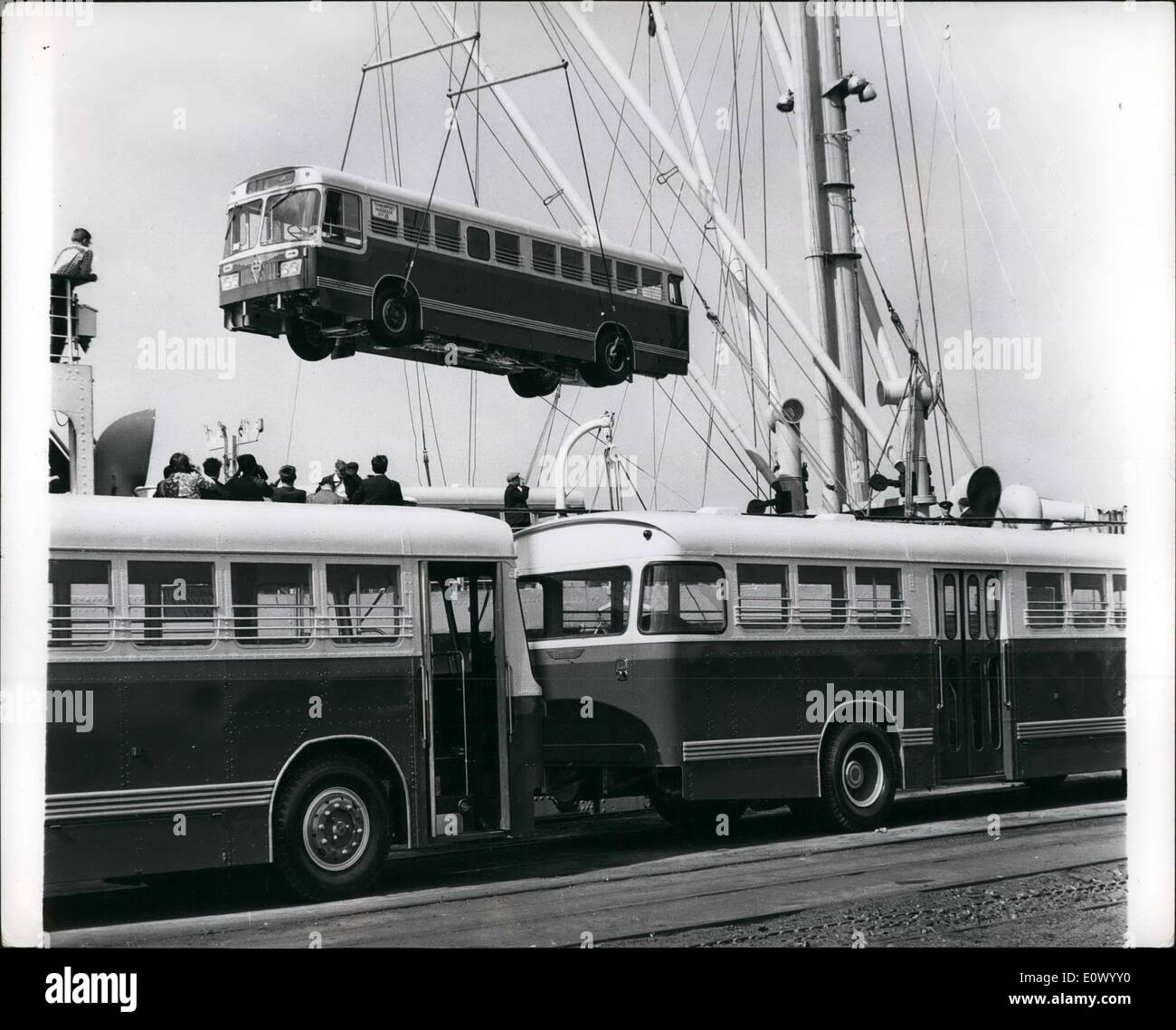 Juillet 07, 1964 - Première de la Leyland Buses - partir pour Cuba. Seize autobus - de la première commande importante de Castro à Cuba - construit par la compagnie Leyland - ont été chargés à bord du navire de l'Allemagne de l'est ''Heinrich Heine'' - à Dagenham Docks hier. Photo montre le bus Leyland vu qu'elles sont chargées à bord du navire à Dagenham Docks hier. Banque D'Images