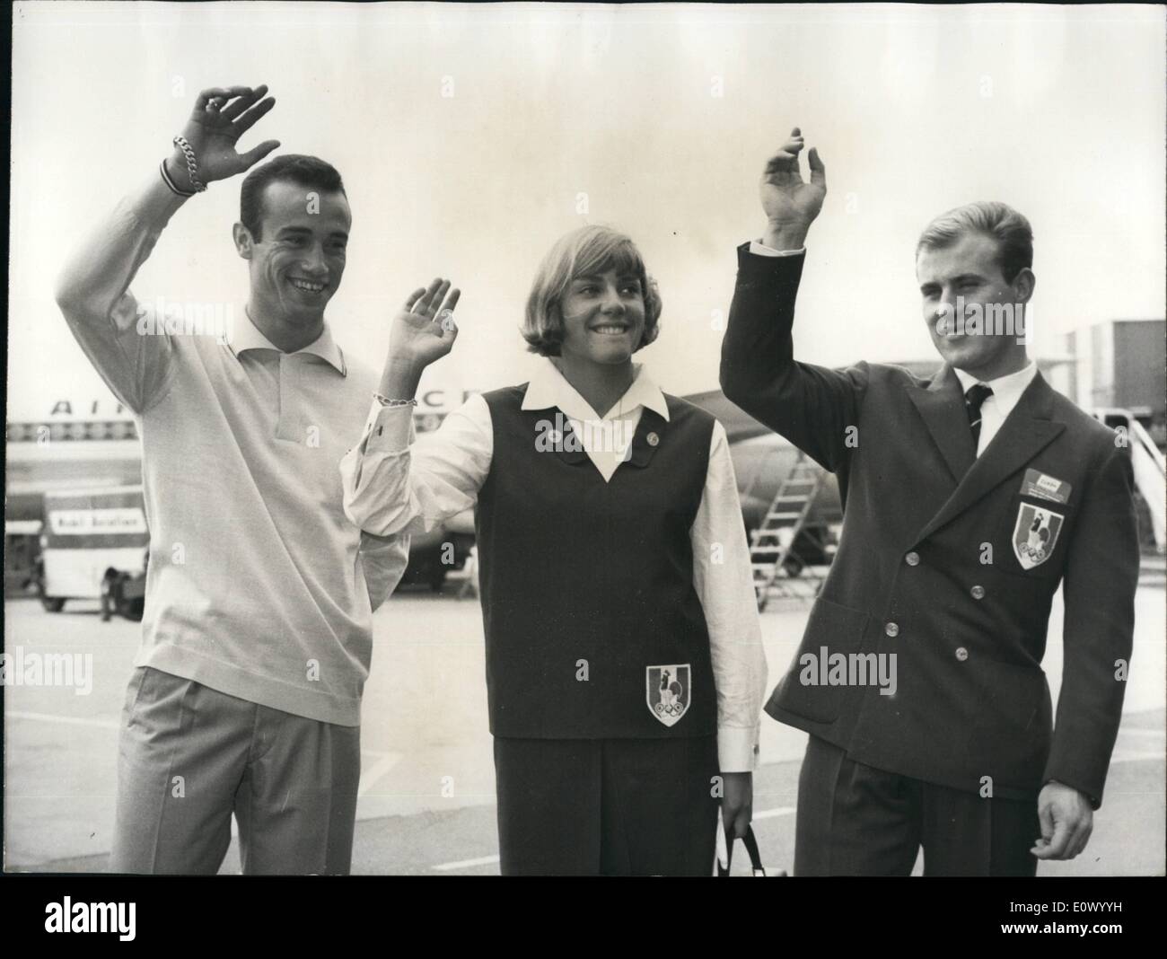 Juillet 07, 1964 - Les 81 athlètes français sélectionnés pour les Jeux Olympiques de Tokyo à voler aujourd'hui sur un Boeing d'Air France. La star de ce Banque D'Images