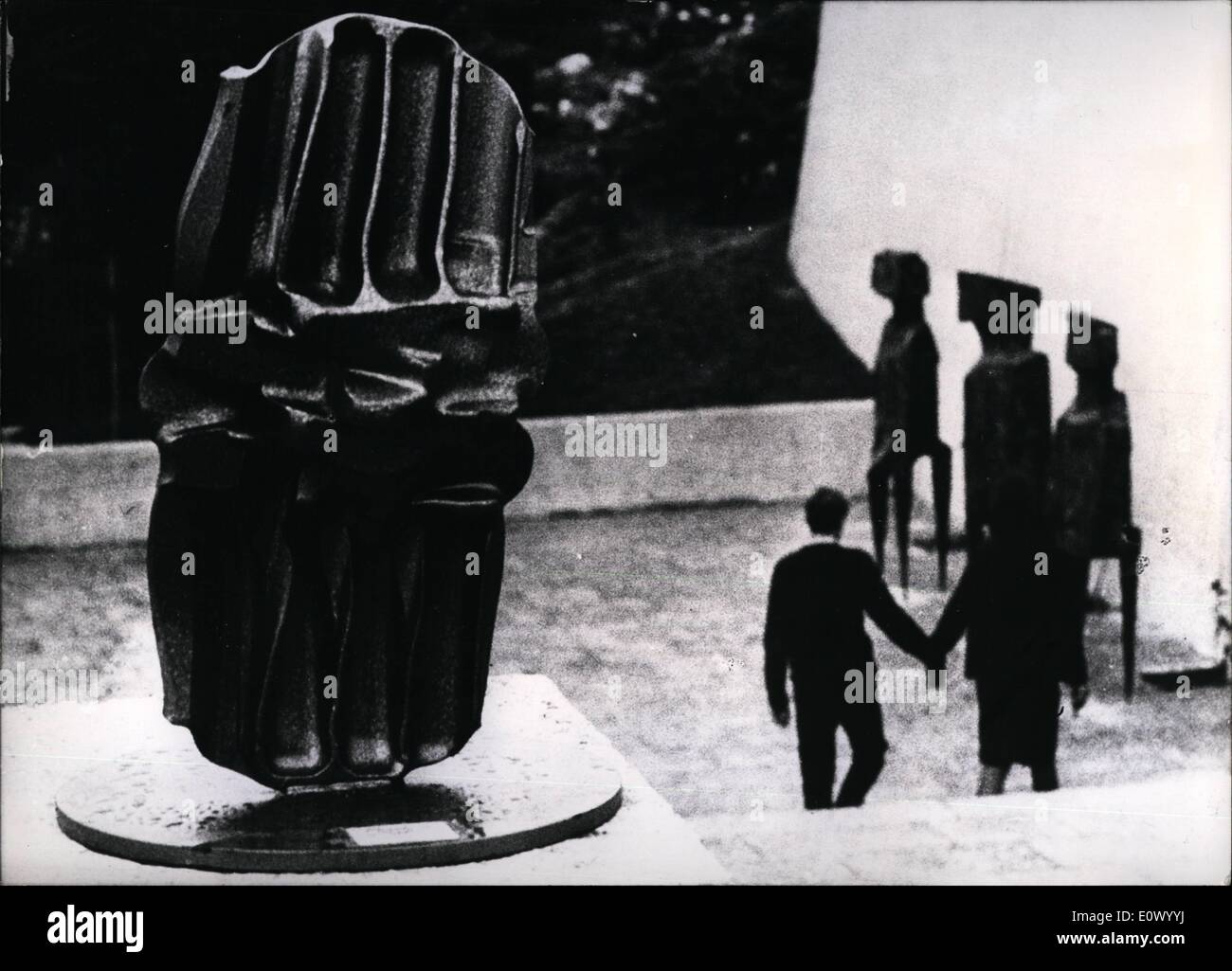 Juillet 07, 1964 - ''fantasme d'acier''. est le nom donné à ce ''plastic'' par les ouvriers d'un faux à Kassel, Allemagne. Le géant a perdu son bloc d'acier sous forme d'un marteau dans l'usine. Ainsi les ouvriers polonais, il a décidé de le mettre sur une exposition de scole et dans le fameux ''documenta III'' à Kassel, où des artistes célèbres du monde entier montrent leurs sculptures, peintures et plastiques. Mais la documenta-direction n'a pas accepté leur ''sculpture'' comme une œuvre d'art et laissez-le supprimer de la pièce motif Banque D'Images