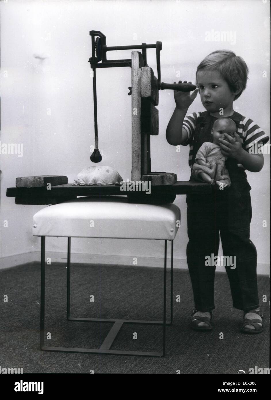 Juillet 07, 1964 - Faites des bonnes de la mer sont les sculptures de l'artiste Mark Brusse, lesquels sont présentés à la galerie Zwirner à Cologne à l'heure actuelle. À côté de la marque du matériel extraordinaire Brusse plastiques ont d'autres spécialités. Il y a toujours une partie qui bouge et aussi les œuvres sont une odeur de mer, algues, et le goudron. Photo montre que c'est une sculpture ? Je ne crois pas que c'est un merveilleux jouet, pense peu Susie et déplace la roue. Banque D'Images