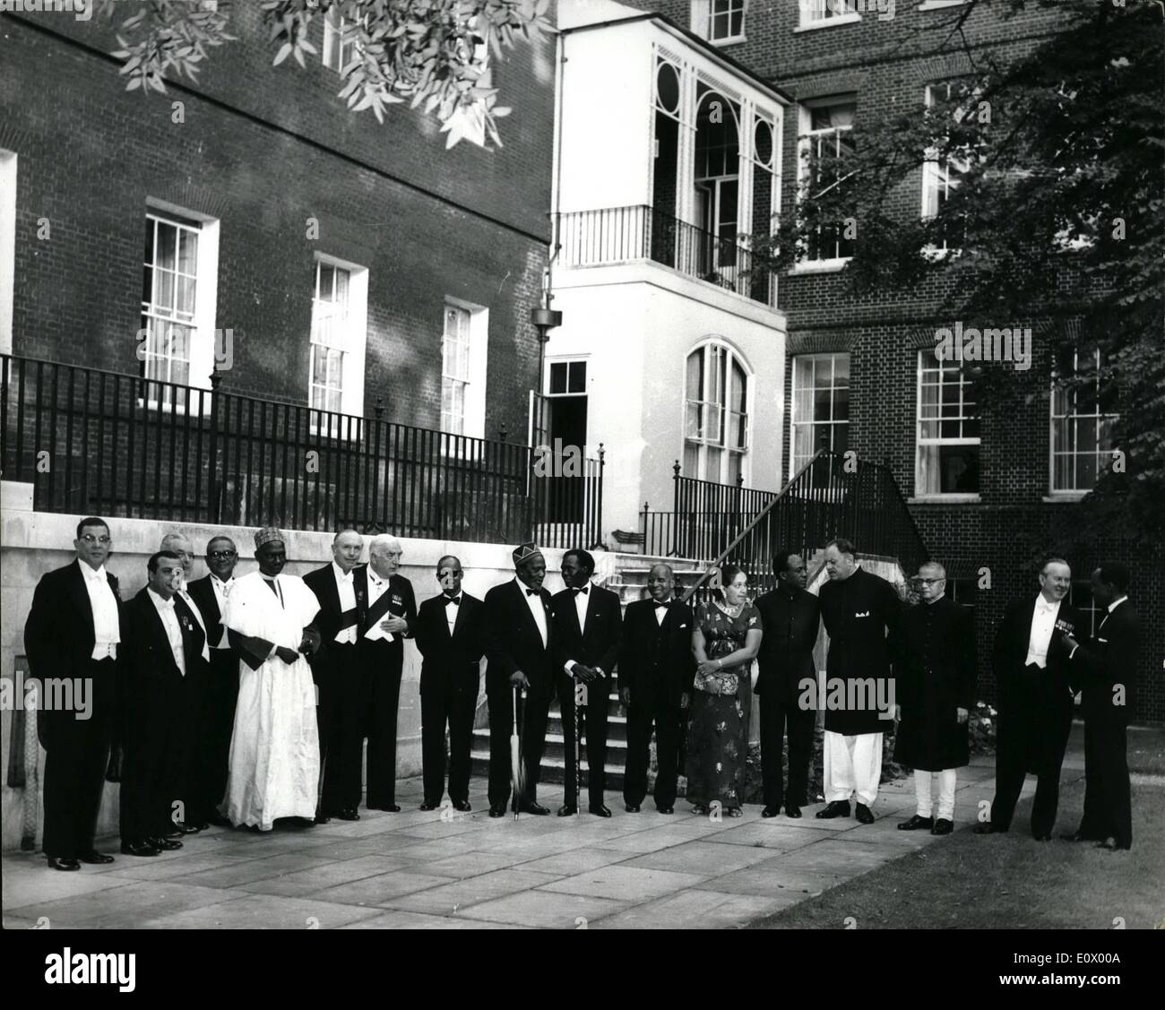 Juillet 07, 1964 - Le premier ministre reçoit les dirigeants du Commonwealth au dîner t no. 10 Downing street sir Alec Douglas - accueil hier soir les dirigeants du Commonwealth à dîner au n° 10 Downing street avant leur départ pour une réception à Lancaster House. photo montre en photo dans le jardin de n°10 Downing street sont (1. à R.) Mr.sang star (Jamilea), M. Kyprianu (Chypre), M. gâteau Saint (Nouvelle-Zélande) tunku Rahman (Malaisie), Sir Abubakar Tafawa Balewa (Nigéria), sir Alec Douglas home, sir Robert Menzies (aistralia), le Dr Eric Williams (Trinité-et-Tobago) Kanya (Jomo Kenyatta), Dr Banque D'Images