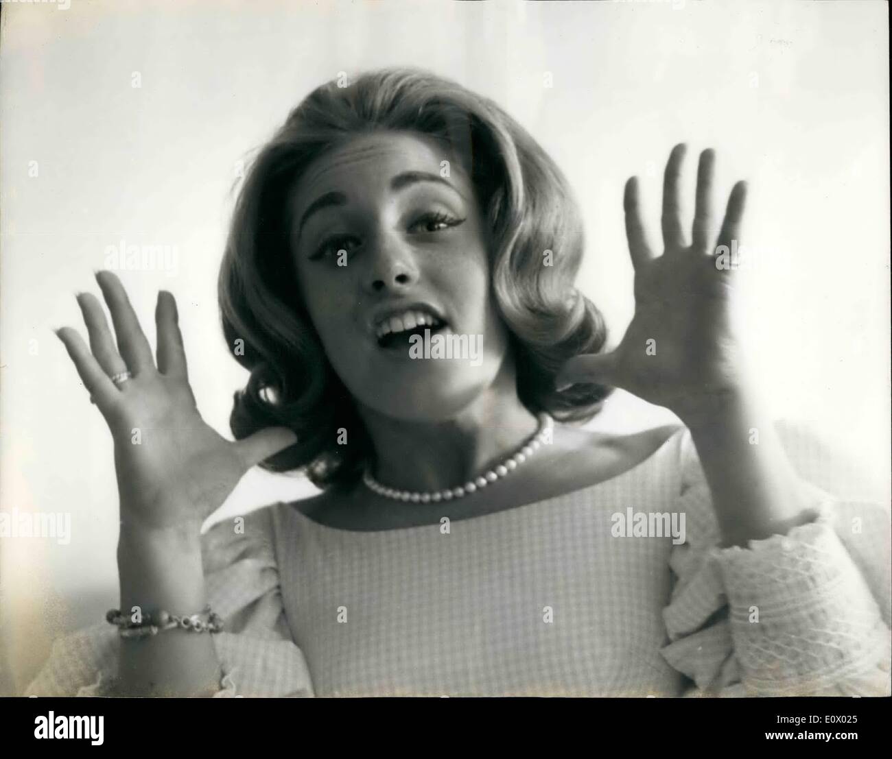 Septembre 09, 1964 - Lesley fera partie du temps : pop star pop star américaine Lesley Gore est d'abandonner le chant à plein temps pour aller à l'université. Dix-huit ans, Lesley, dont le dossier ''C'est mon parti, je vais pleurer si je veux'', était haut de Britain's hit parade, a déclaré à Londres hier : ''pop a été mon passe-temps et j'aime beaucoup. Mais je veux aussi être qualifiés''. Lesley a commencé une tournée britannique hier, et à la fin de ce mois-ci, elle ira tout droit à l'université près de New York Banque D'Images