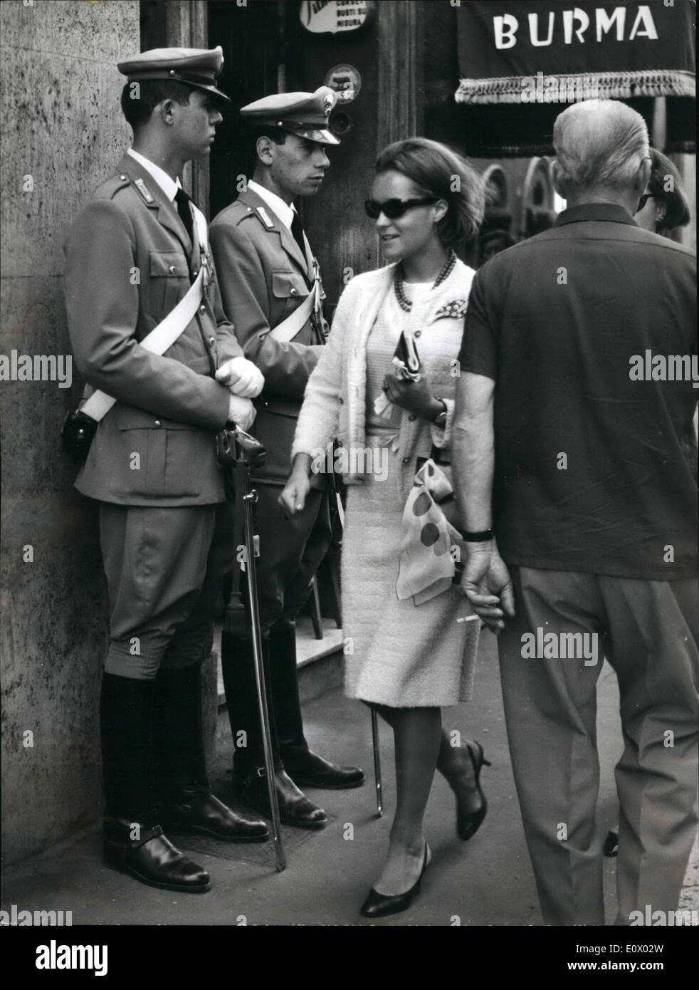 Septembre 09, 1964 - Rome, 11 septembre 1964 - Romy Schneider l'actrice allemande connue pour son talent et aussi pour son long engagement pour l'acteur français Alain Delon déjà heureux mari d'une jeune journaliste, est arrivé à Rome hier en vacances. Personnes-dire qu'elle veut voir à nouveau la ville où elle a passé tant de jours heureux avec Alain le ''inoubliable'' l'homme de sa vie sentimentale. Photo montre : Romy Schneider avec un ami marche dans la via Condotti. Banque D'Images