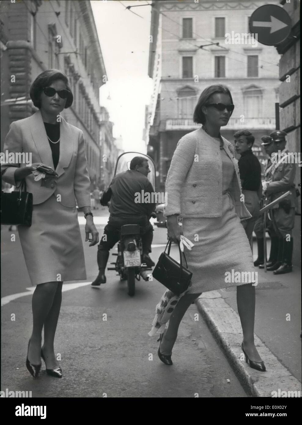 Septembre 09, 1964 - Rome, 11 septembre 1964 - Romy Schneider l'actrice allemande connue pour son talent et aussi pour son long engagement pour le comédien français ALIAN DELON déjà heureux mari d'une jeune journaliste, est arrivé à Rome hier en vacances. Les gens disent - elle veut voir à nouveau la ville où elle a passé tant de jours heureux avec Alain le ''inoubliable'' l'homme de sa vie sentimentale. Romy Schneider Photo montre avec un ami marche dans la via Condotti. Banque D'Images