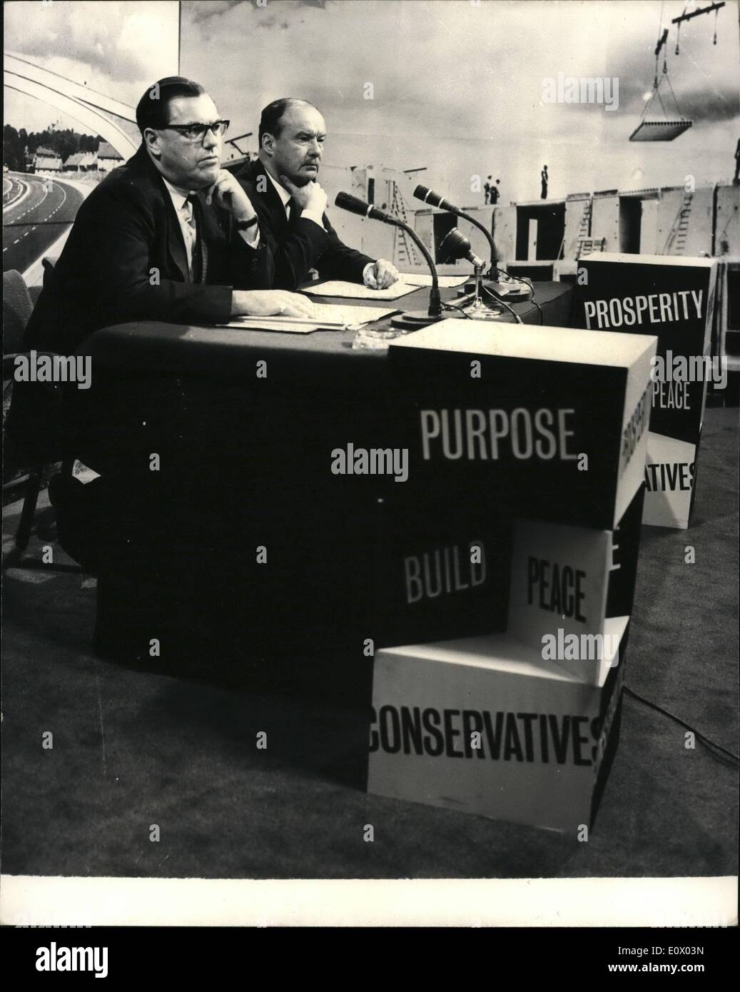 09 septembre, 1964 - conférence de presse du parti conservateur, prêt pour l'élection générale : M. Reginald Maudling - a tenu une conférence de presse à 32 Smith Square ce matin à l'ouverture de la campagne électorale des conservateurs. La photo montre la vue générale lors de la conférence de presse de ce matin que M. Maudling rend son discours - avec Lord Blakenham assis sur la droite. Banque D'Images