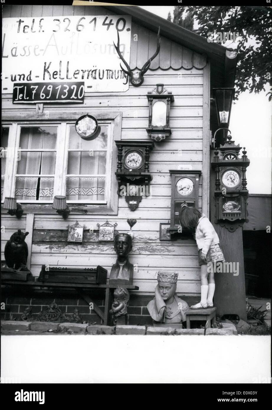 Septembre 09, 1964 - L'écoute de vieilles horloges. est un jeune visiteur de Koenig's Marché aux puces à Zehlendorf, une banlieue de Berlin Ouest. Cette famille avait commencé à rassembler des antiquités et curiosités pour un passe-temps, mais bientôt ils ont obtenu tellement de choses qu'ils ont commencé un magasin d'antiquités. Comme la maison est petite, de nombreux éléments décorent leurs accueil à l'extérieur et d'attirer les visiteurs et clients. Photo Keystone 13.9.64 Banque D'Images