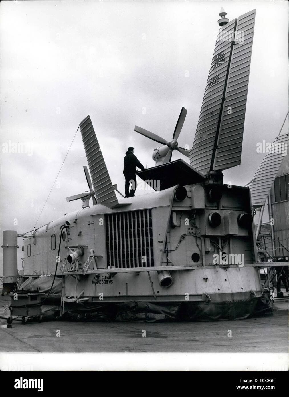 Septembre 09, 1964 - Plus grande collection d'aéroglisseur à Lee le Solent. Trois cents visiteurs de la Communauté et les pays étrangers étaient parmi les nombreuses personnes qui ont vu ce qui a été décrit comme le plus grand projet d'aéroglisseur de collecte sur l'affichage à l'Lee le Solent aujourd'hui.La photo montre la vue arrière de la plus importante jusqu'à la tonne 37 - aéroglisseur SRN, construit par Westland Aircraft. Il est conçu pour transporter 150 passagers et est visible sur l'affichage à l'Lee le Solent aujourd'hui. Banque D'Images