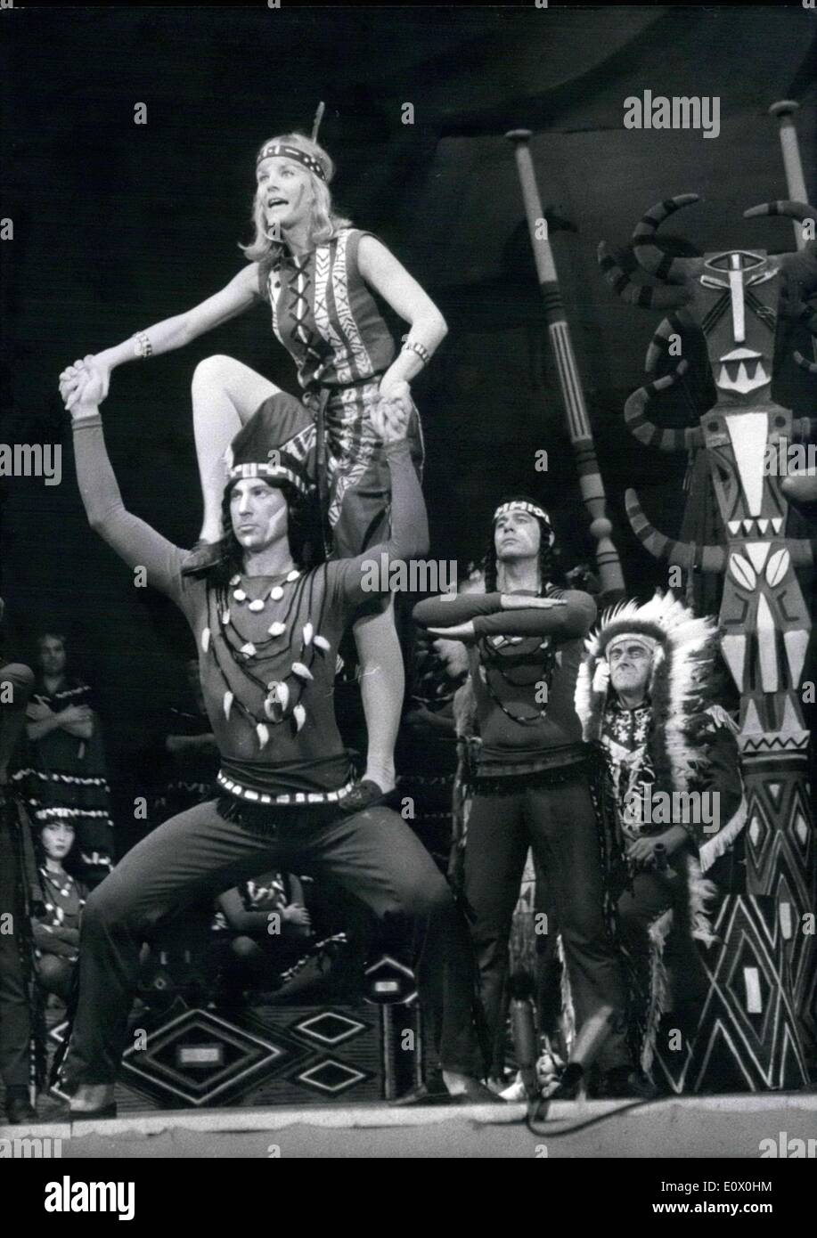 Septembre 16, 1964 - Heidi Br ?hl, le célèbre star de musique, joue l'héroïne titulaire à Irving Berlin's ''Annie Get Your Gun,'' qui a été lue pendant plusieurs semaines dans le Deutschen Theater de Munich. Notre photo montre une scène(en répétition), dans laquelle Sitting Bull(Benno Hoffmann - extrême droite) rituellement adopte Annie Oakley(Heidi Br ?hl) Banque D'Images