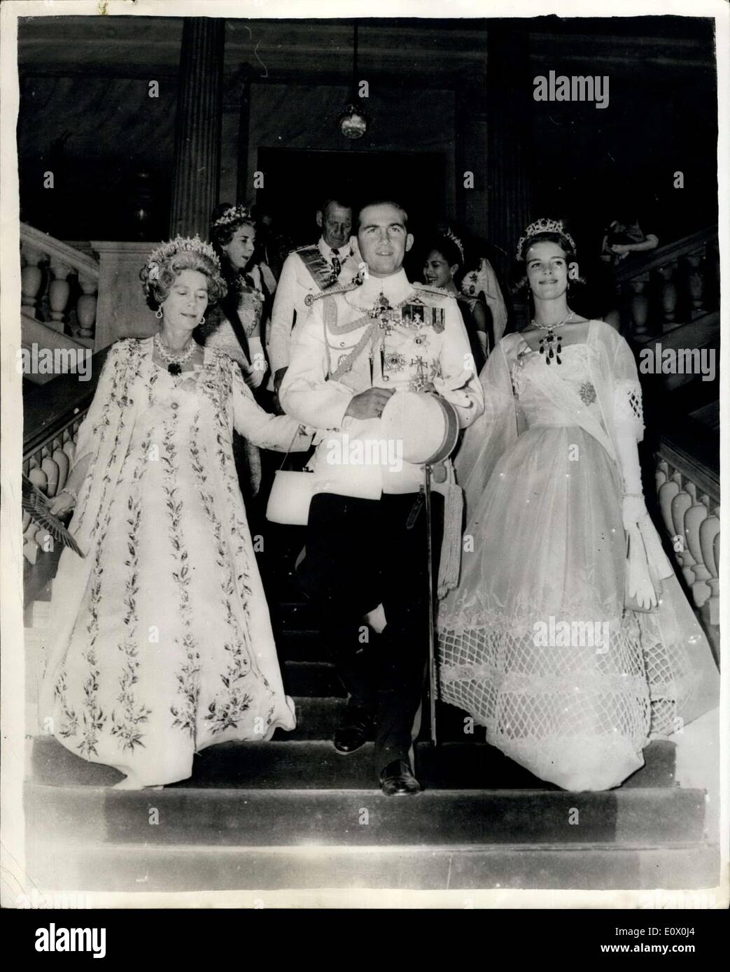 Septembre 18, 1964 - Le Roi escorts sa mère et son épouse-à-être la balle pour les invités au mariage royal : invités royaux à Athènes pour le mariage d'aujourd'hui du roi Constantin à la Princesse Anne-Marie étaient amusés hier soir lors d'une balle dans le palais de Tatoi, 16 miles à l'extérieur d'Athènes. La photo montre le Roi Constantin parcourt les étapes avec sa mère la reine Frederica et son épouse d'aujourd'hui Anne-Marie-Princesse au bal hier soir. Banque D'Images