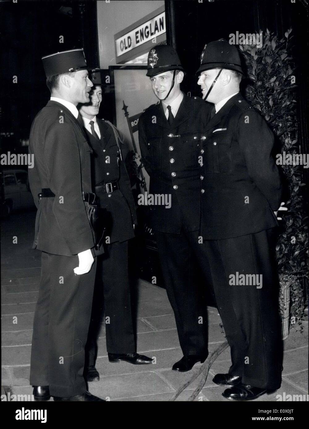 Septembre 24, 1964 - Des policiers Français et Anglais se réunissent au ''vieux'' de l'Angleterre : un cocktail organisé par la British guild des hommes a eu lieu à ''vieux'' de l'Angleterre, le célèbre magasin près de l'opéra, la nuit dernière. Photo montre : deux bobbies de Surrey ont une conversation amicale avec deux paires de policiers en face de ''vieux'' de l'Angleterre hier soir. Banque D'Images