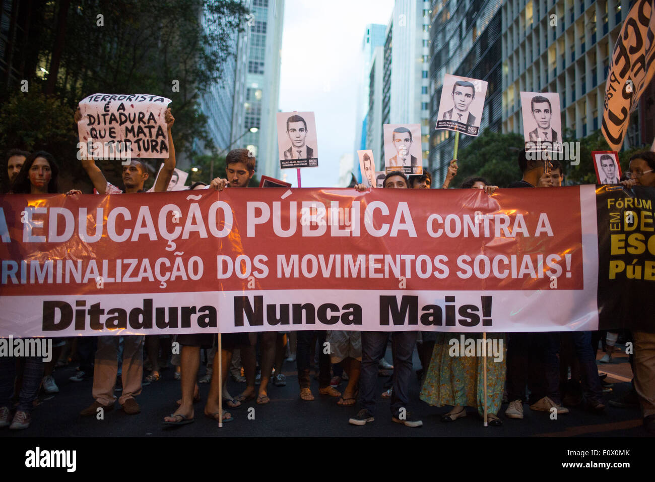 Des protestations et des manifestations contre la Coupe du Monde 2014 et les questions sociales à Rio de Janeiro, Brésil Banque D'Images