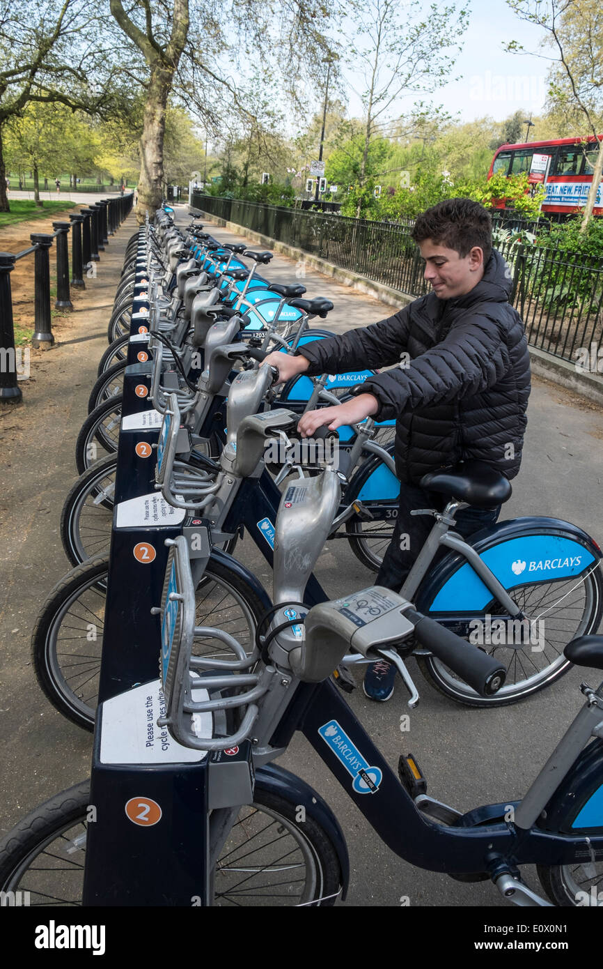 Des vélos de location dans la région de Hyde Park Londres Royaume-Uni Banque D'Images
