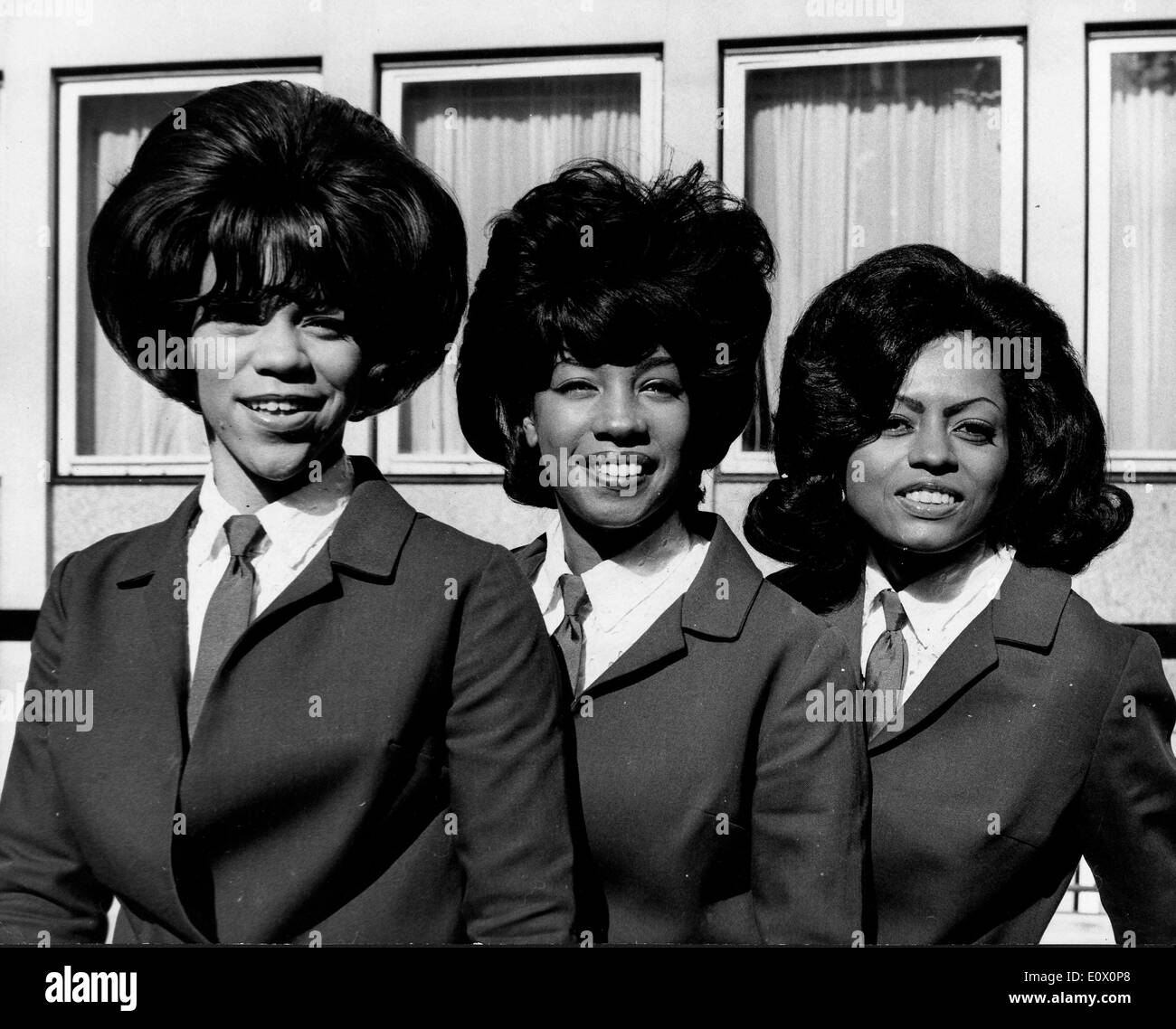 Les suprêmes en costumes-cravates noires assorties Banque D'Images