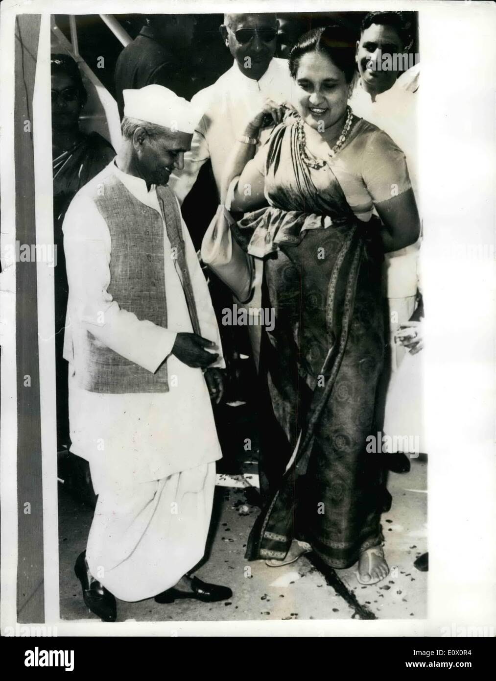 10 octobre 1964 - Mme Bandaranaike visite l'Inde : Photo montre Mme Banderanaike, le premier ministre de Ceylan, est accueilli par M. Lal Bahadur Shastri, le Premier Ministre de l'Inde, lorsqu'elle est arrivée à Palma, New Delhi. Banque D'Images