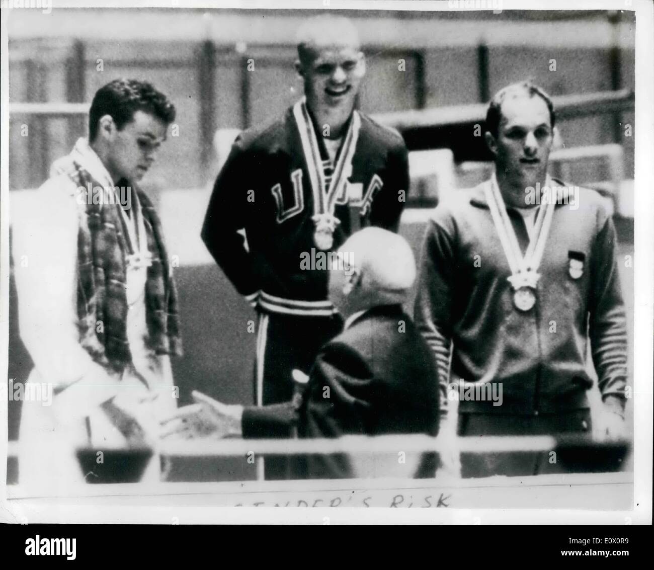 10 octobre 1964 - Jeux Olympiques de Tokyo. McGregor remporte la médaille d'argent. La photo montre d'être félicité par Bobby McGregor Banque D'Images