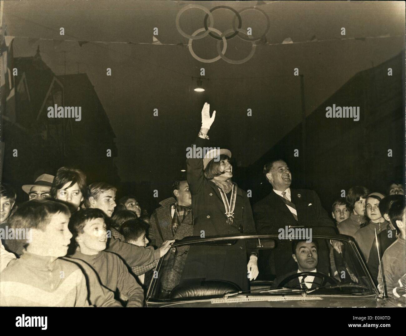 10 octobre 1964 - Kiki Caron est revenu hier de Tokyo après avoir remporté une médaille d'argent et le titre de Vicce-Champion olympique. Elle est allée dans les rues de Paris aujourd'hui à une voiture pour se rendre à l'hôtel de ville où une réception a été organisée en son honneur. Le Crow Banque D'Images